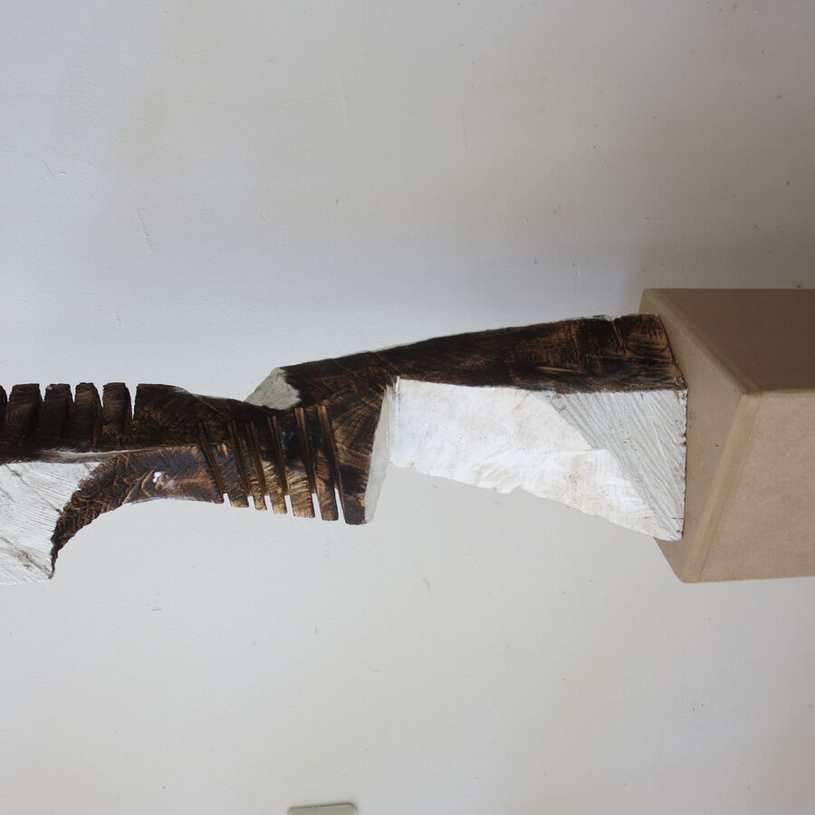 Gunther Gerlach, Turmfigur, 2020, Ulmenholz, geflämmt u. weiß bemalt, 60x14x14 cm